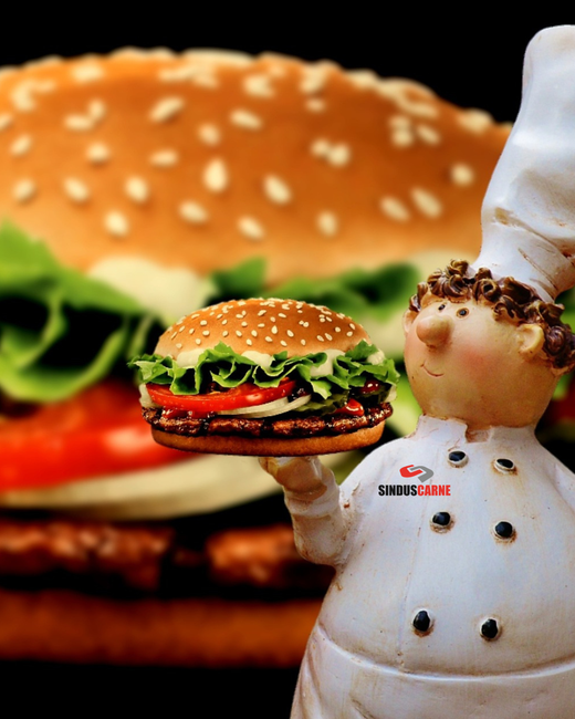 Uma estatueta de um chef segurando um hambúrguer na frente de um hambúrguer