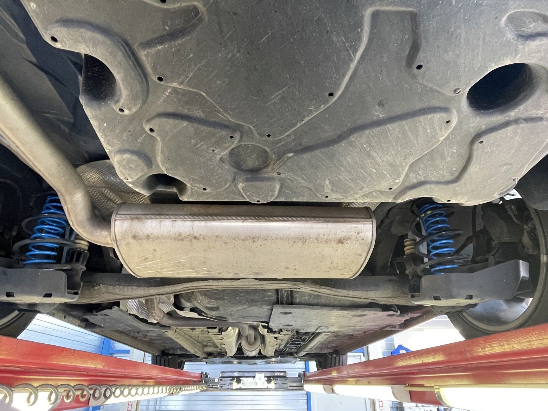 Achteras van de Peugeot 308 SW met gemonteerde MAD hulpveren