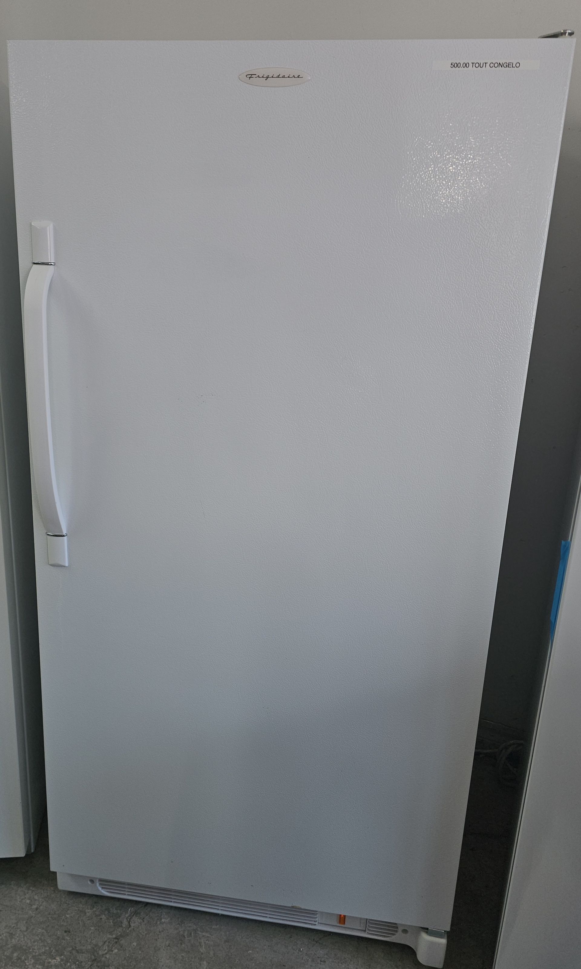 Congélateur vertical Whirlpool blanc avec longue poignée.