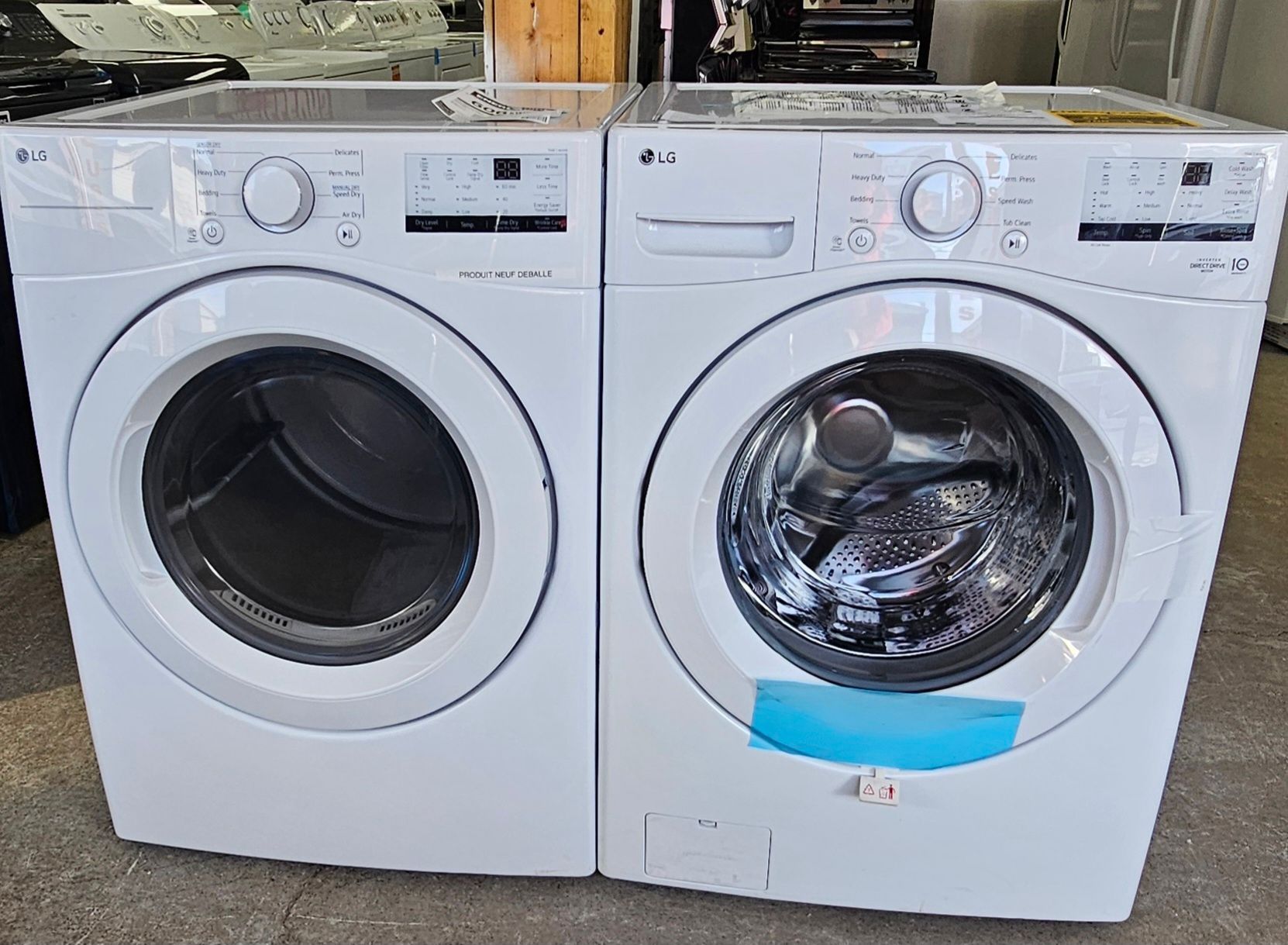Deux machines à laver LG blanches à chargement frontal, côte à côte.