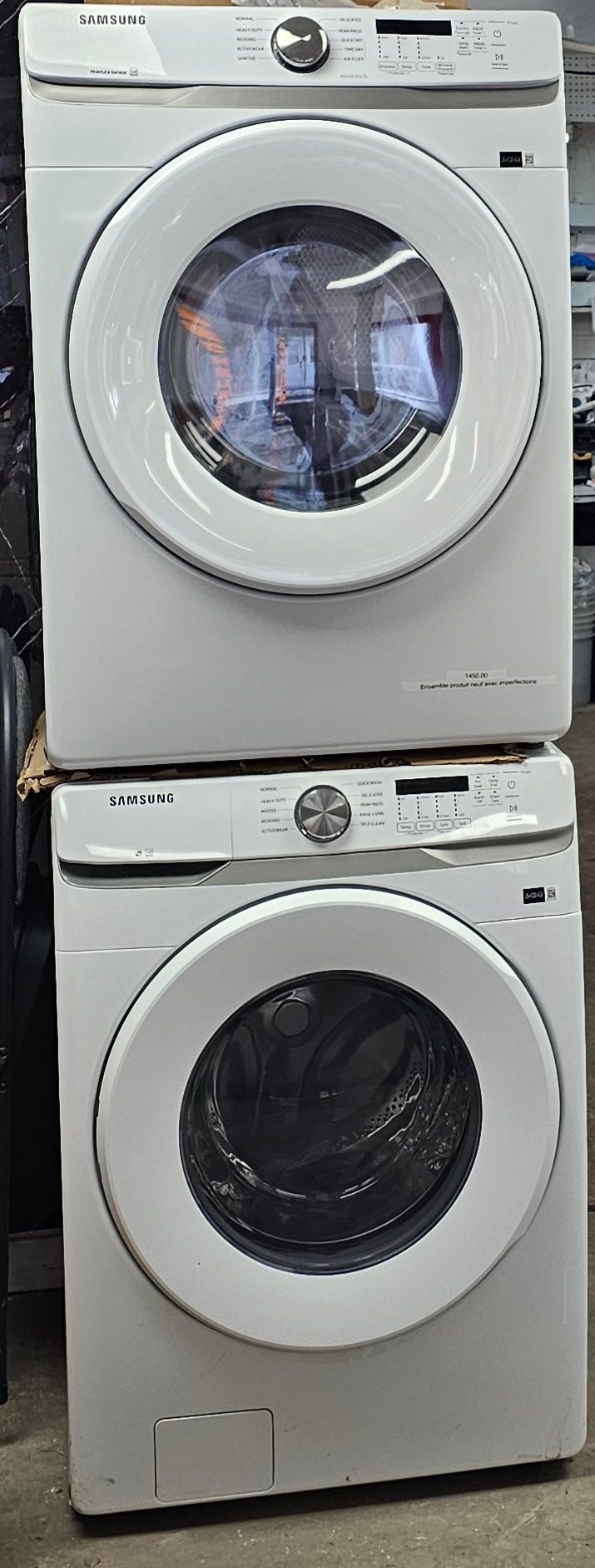 Laveuse et sécheuse blanches à chargement frontal superposées, dans une pièce.