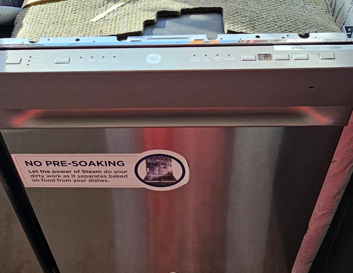 Lave-vaisselle GE en acier inoxydable avec panneau de commande et autocollant : « Pas de trempage préalable »
