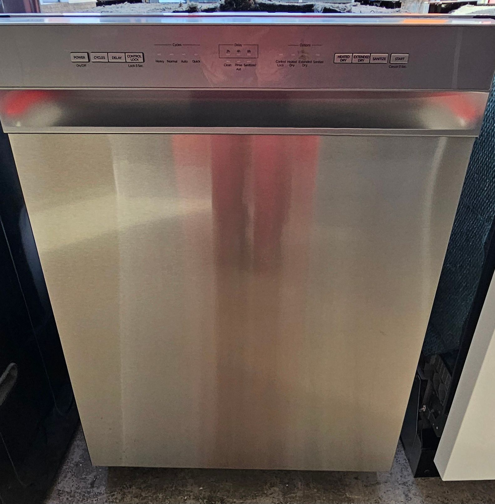 Lave-vaisselle en acier inoxydable, vue de face. Panneau de commande avec boutons en haut.