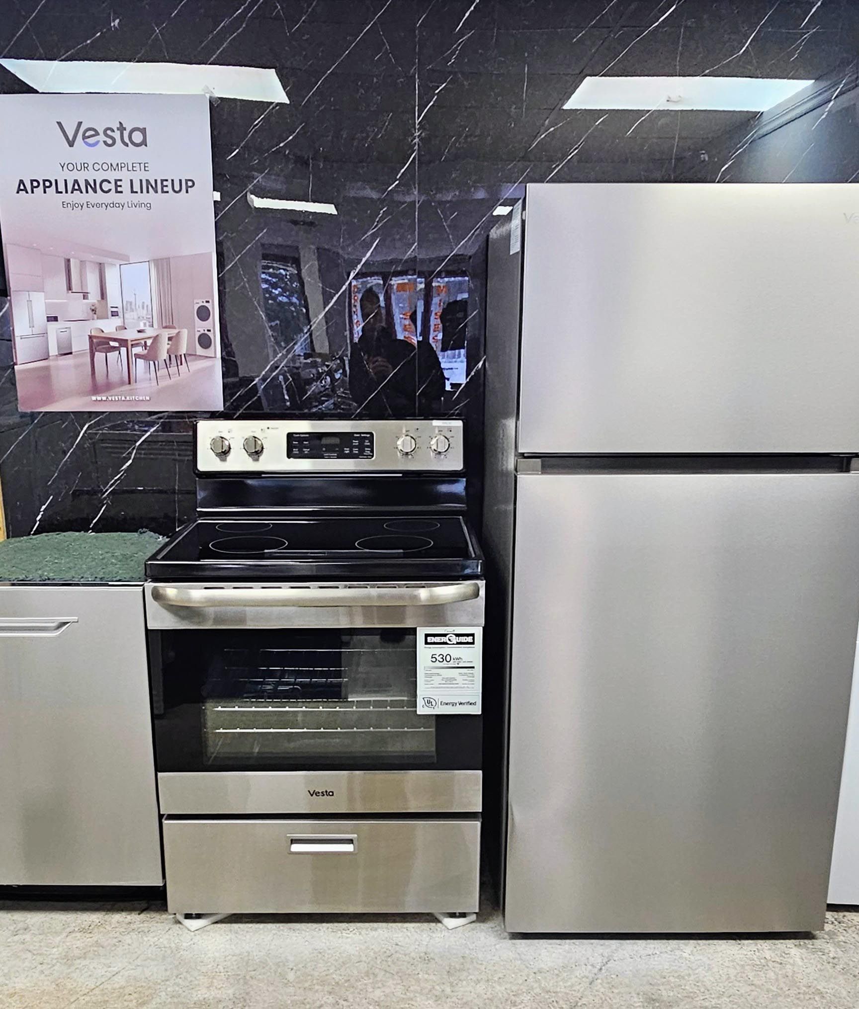 Présentoir de réfrigérateur et de cuisinière en acier inoxydable dans un magasin.