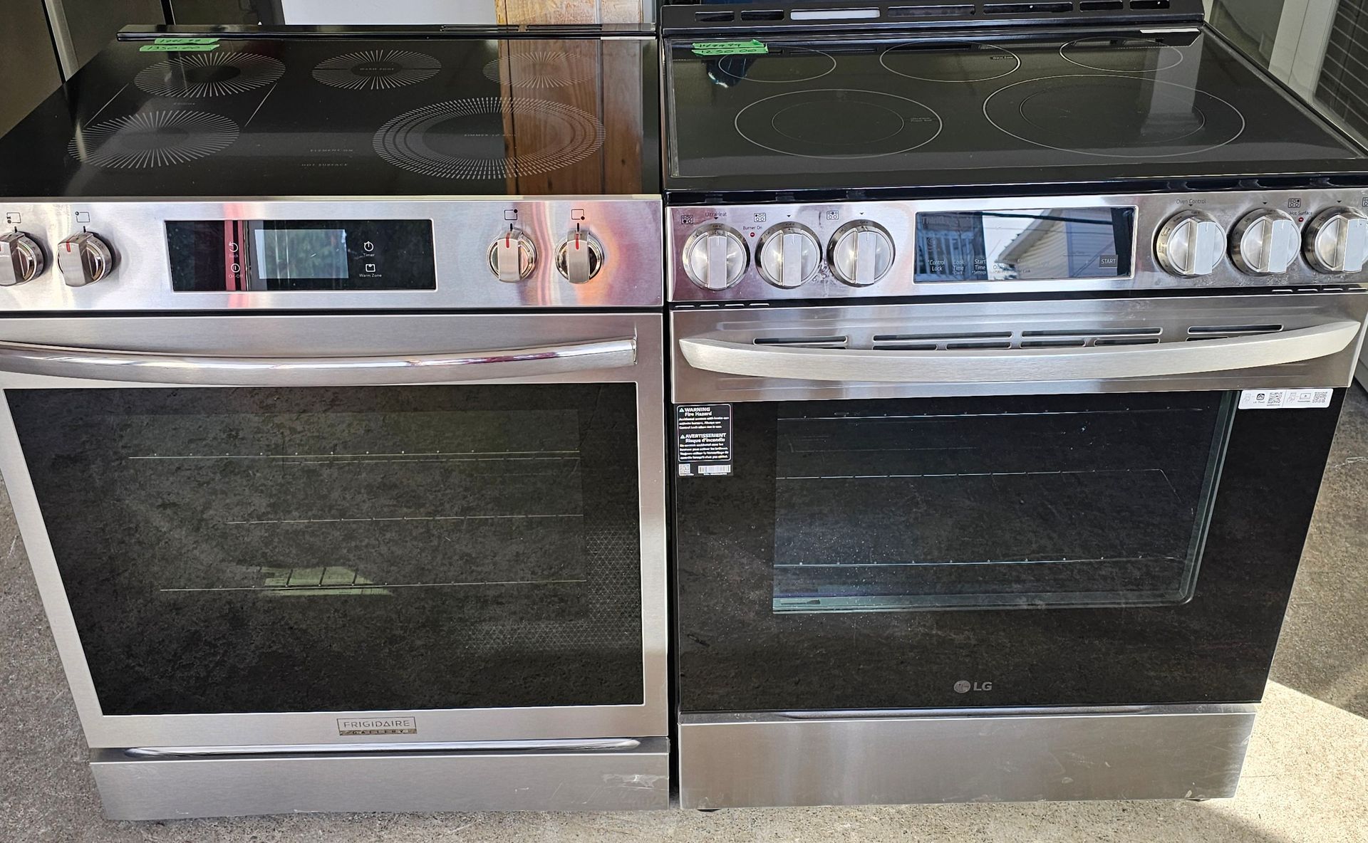 Deux cuisinières électriques en acier inoxydable avec plaques de cuisson noires, côte à côte.