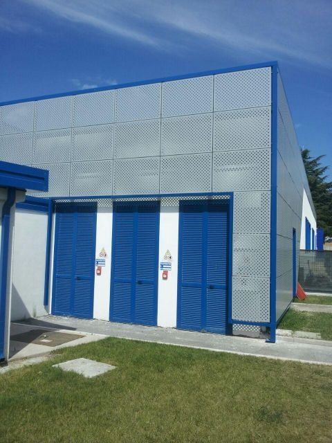 struttura con facciate in lamiere forate