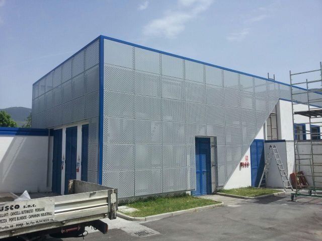 edificio con lamiere forate e infissi blu