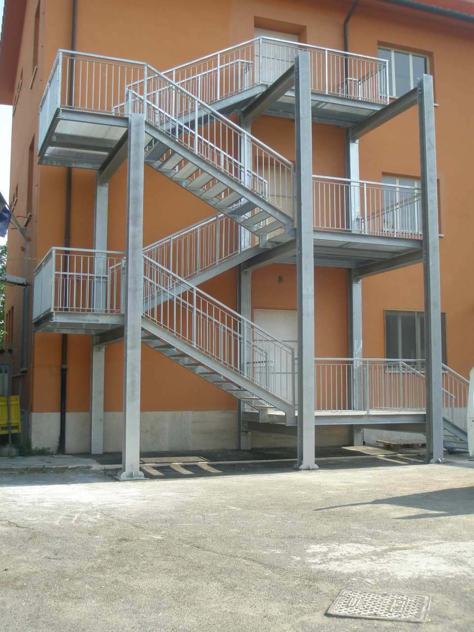scale di sicurezza all'esterno di un edificio