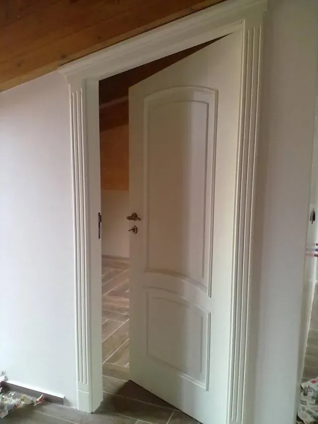 porta bianca in legno