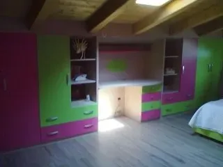 cameretta per bambini in legno