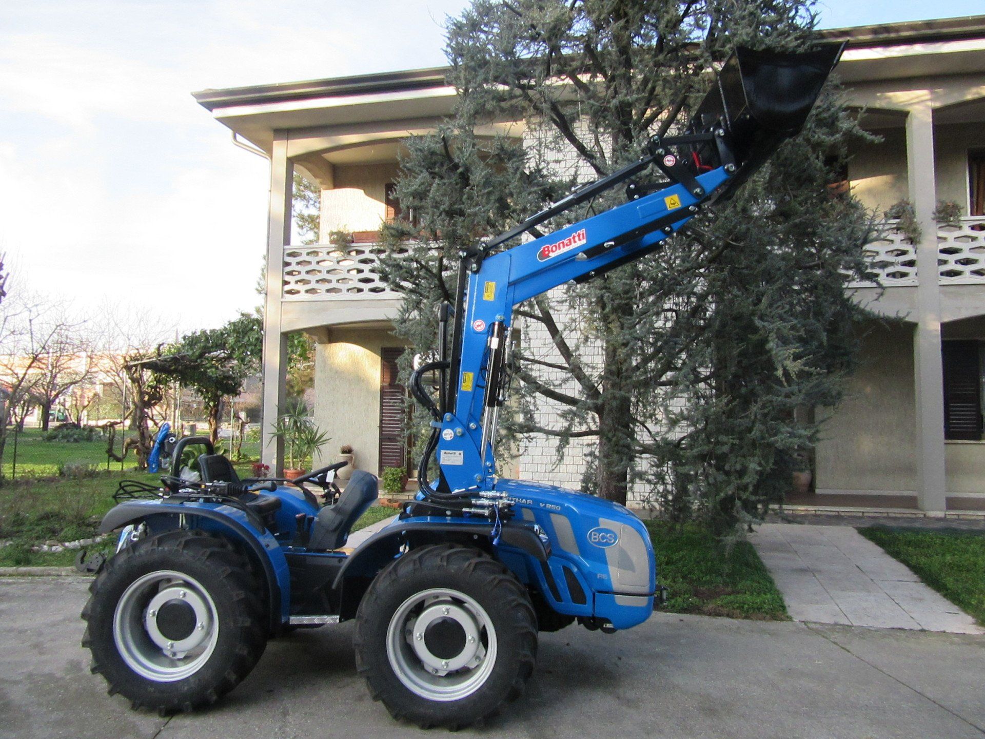 Caricatore frontale  Mod. MP3/S Benna terra