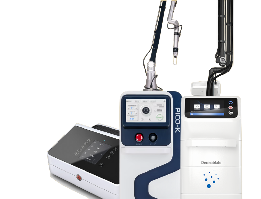Drei verschiedene Lasergeräte auf hellbraunem Hintergrund.