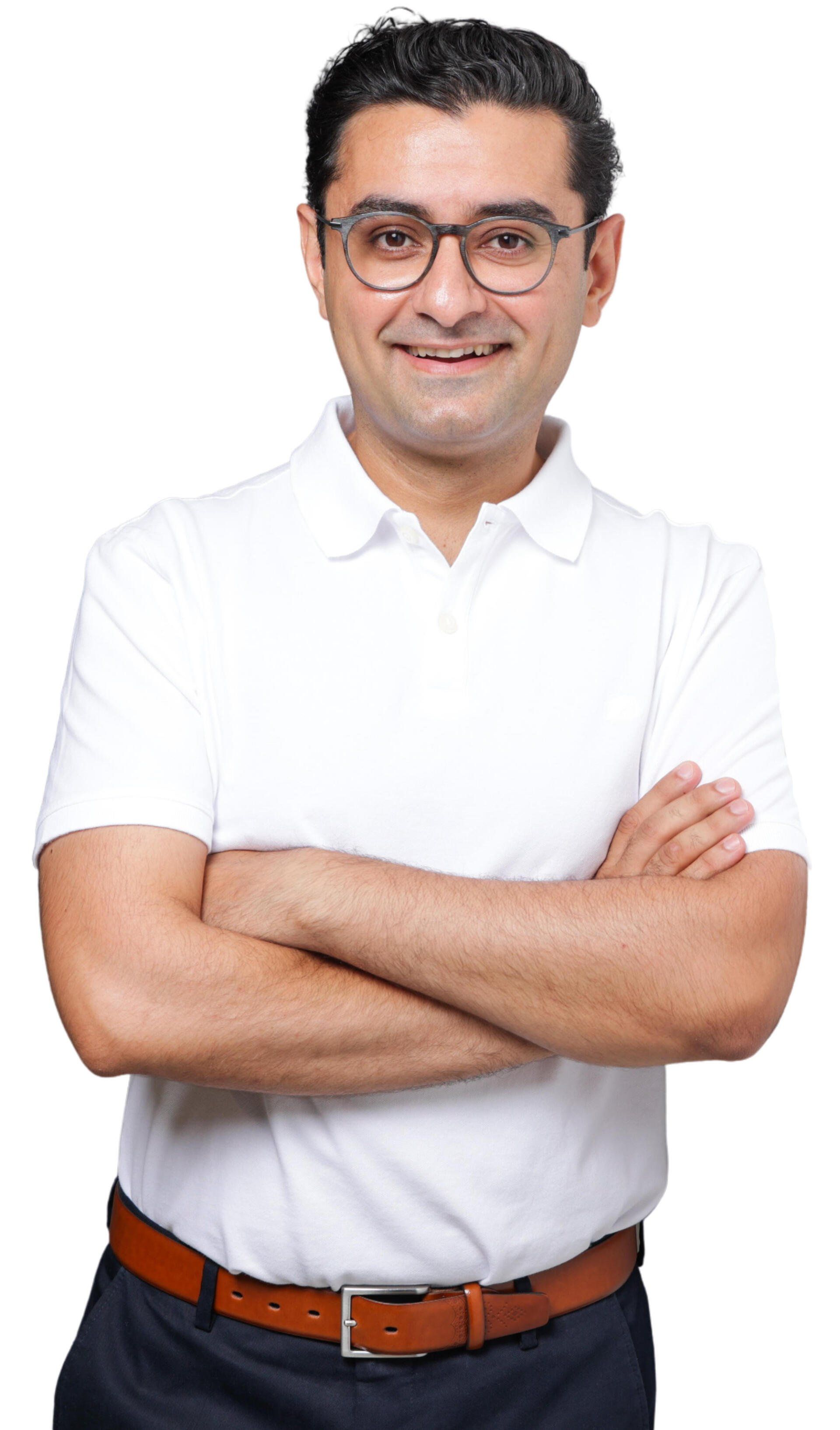 Portrait Dr Schapoor Hessam Portrait Dr Schapoor Hessam stehend