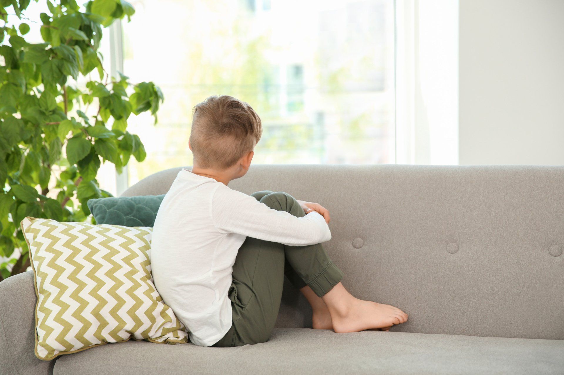 Пробуждающий мальчик. Диван для мальчика. Мальчик сидит на диване. Мальчик сидит на кровати. Ребенок сидит на диване.