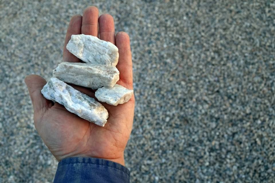  Lithium ore held in hand