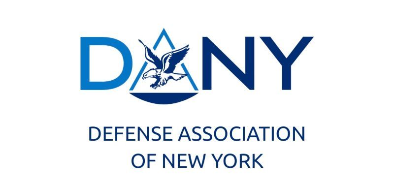 Logotipo de la Asociación de Defensa de Nueva York: Letras azules DANY con un águila y texto.