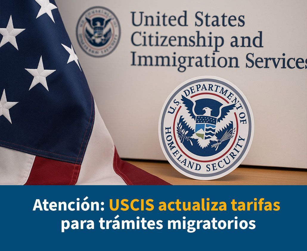 Anuncio del USCIS con bandera y sello de EE. UU., actualiza las tarifas de inmigración.