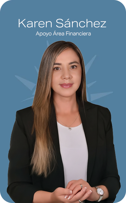 Karen Rojas, asistente de gestión de cartera, posando con las manos juntas, sobre un fondo azul.