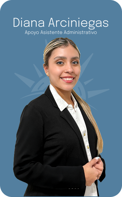 Diana Arciniegas, asistente administrativa, sonríe con un blazer oscuro y una camisa blanca; fondo azul.