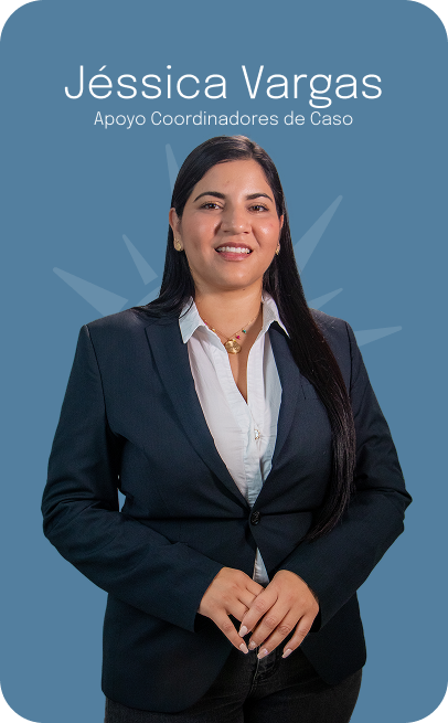 Mujer de traje, "Jéssica Vargas", "Apoyo Coordinadores de Caso" sobre fondo verde azulado.