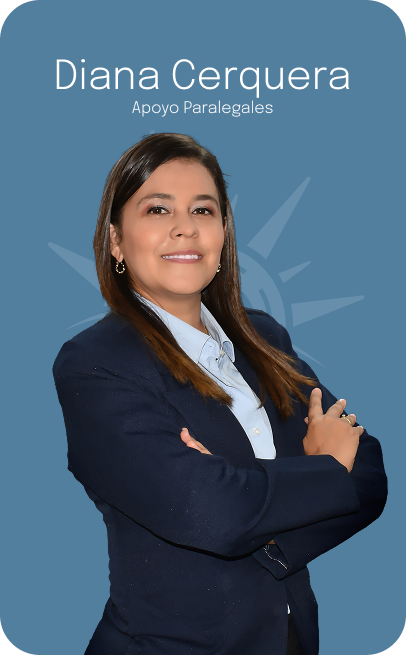 Diana Cerquera, asistente legal, vestida con un blazer, con los brazos cruzados, sonriendo, frente a un fondo azul.