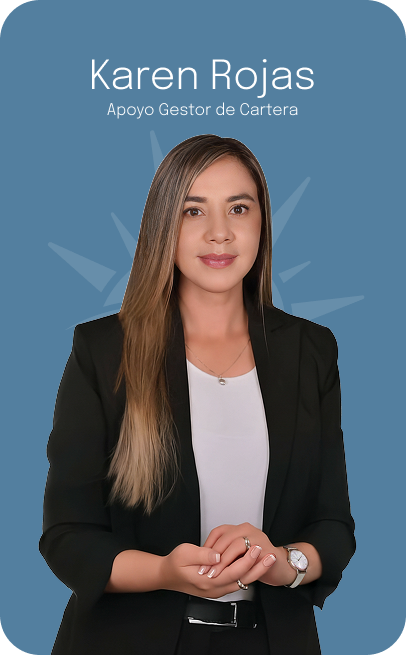 Karen Rojas, asistente de gestión de cartera, posando con las manos juntas, sobre un fondo azul.