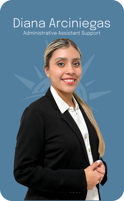 David Rincón, in gray suit, smiling. Text says "Apoyo Coordinadores de Caso" on a blue background.