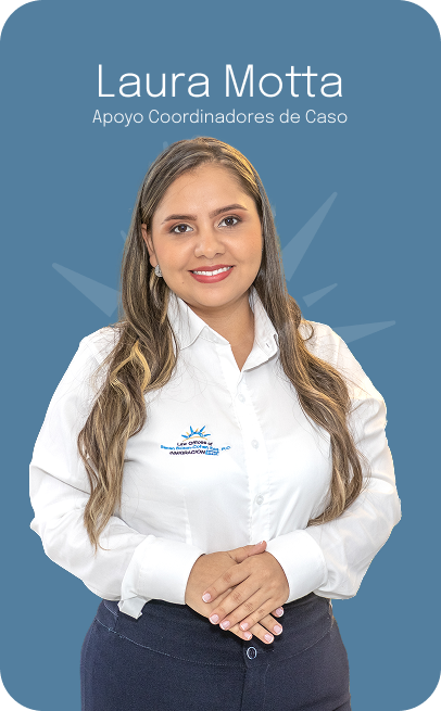 Laura Motta, sonriente, con camisa blanca y pantalones oscuros, con el texto "Apoyo Coordinadores de Caso" sobre fondo azul.