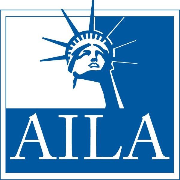 Logotipo azul y blanco de AILA con la Estatua de la Libertad y las iniciales de AILA.