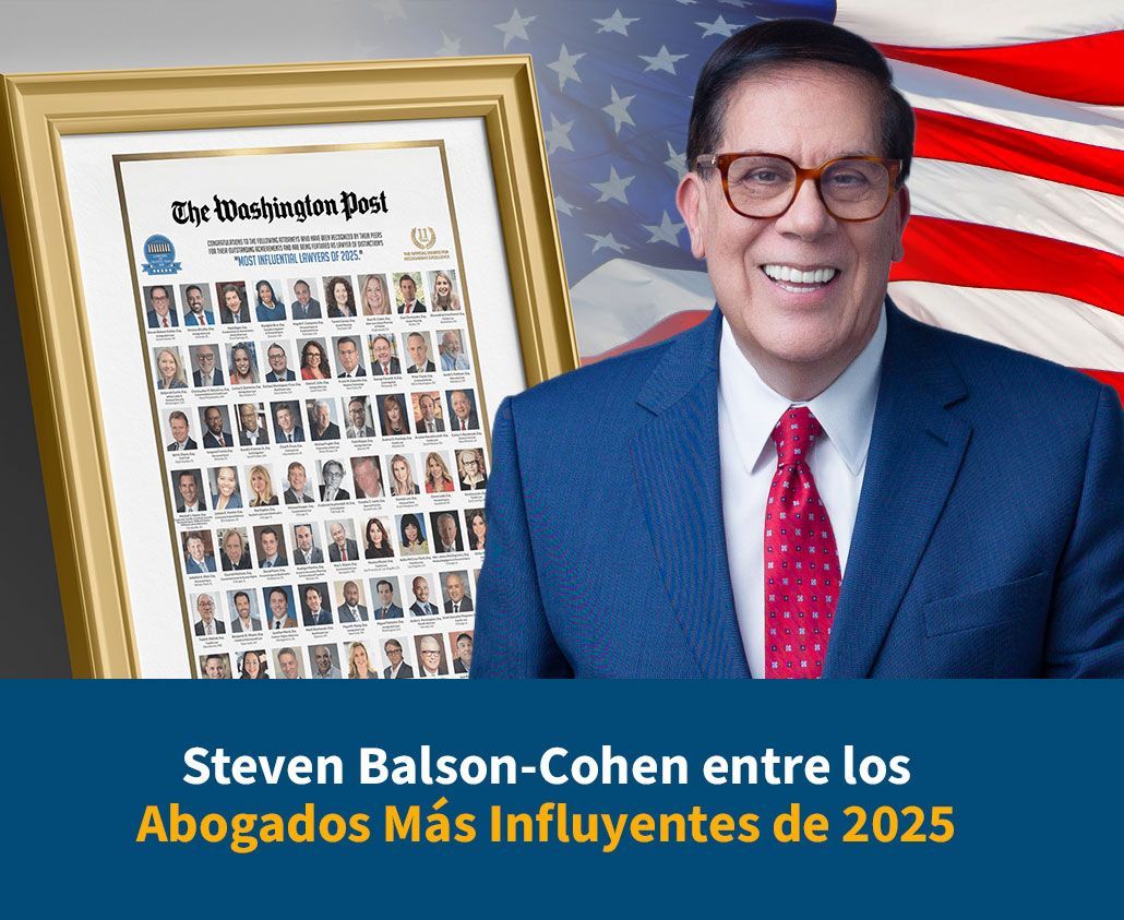Steven Balson-Cohen, sonriente, artículo enmarcado sobre los abogados más influyentes, fondo con la bandera estadounidense.