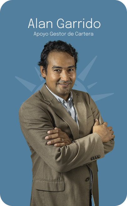 David Rincón, in gray suit, smiling. Text says "Apoyo Coordinadores de Caso" on a blue background.