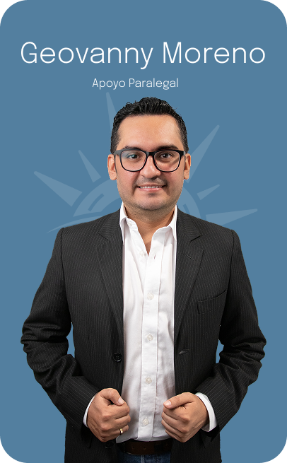 Geovanny Moreno, asistente legal, con gafas y chaqueta sobre un fondo azul.