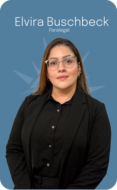 Mujer con gafas y chaqueta negra, "Elvira Buschbeck, asistente legal" sobre fondo azul.