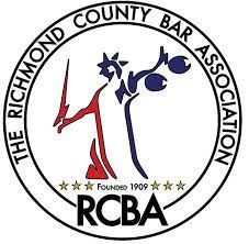 Logotipo de la Asociación de Abogados del Condado de Richmond con una figura estilizada, texto y estrellas.