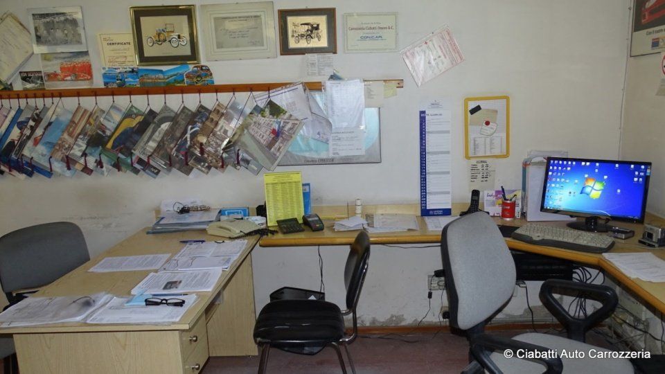 laboratiorio officina con attrezzu e ufficio