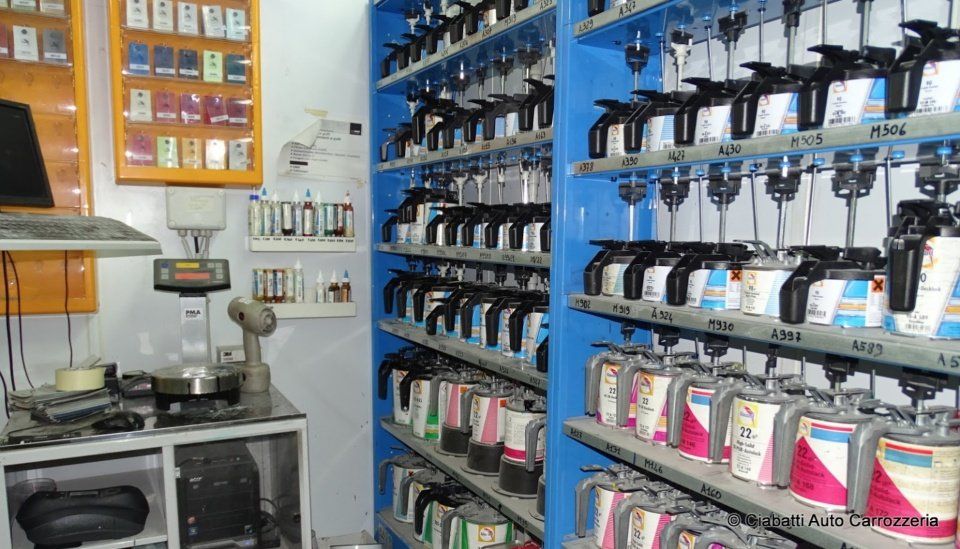 scaffale carrozzeria con oli motore e vernici