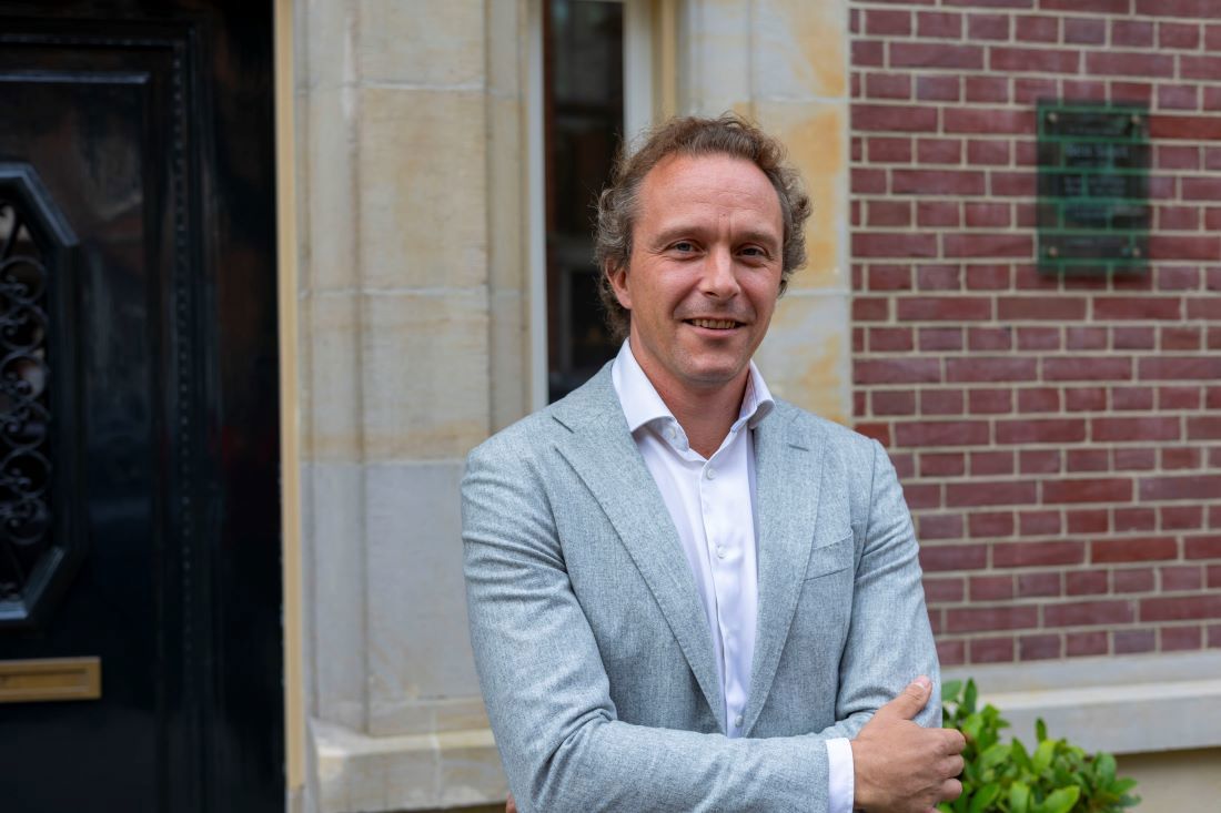 Jasper is een ervaren advocaat met een internationale praktijk op het gebied van IE/IT, privacy en cybersecurity. Big tech bedrijven, multinationals en het MKB vragen om zijn advies en bijstand op het gebied van IT-recht, waaronder privacy & cybersecurity regelgeving. Hij adviseert hen ook over de juridische (on)mogelijkheden om cybercrime aan te pakken en illegale software en namaakproducten te bestrijden.
In 2018 heeft Jasper de Grotius specialisatieopleiding ‘Informaticarecht’ voltooid. Over de onderwerpen cybersecurity en privacy zijn meerdere publicaties van hem verschenen in het bekende juridische tijdschrift 'Computerrecht'. Jasper geeft jaarlijks een cursus over Cybersecurity & Recht bij de Academie voor de Rechtspraktijk (AvdR). Hij is daarnaast lid van Vereniging Informaticarecht Advocaten (VIRA) en het internationale netwerk van IT-juristen genaamd ‘ITechLaw’.
Jasper is een vlotte, toegankelijke advocaat, met een passie voor housemuziek & vinyl en sport. Bij het beoefenen van die hobby’s voeren gedrevenheid en perfectionisme de boventoon. De combinatie van die eigenschappen samen met een pragmatische aanpak maken Jasper tot een ideale advocaat voor diverse (middel)grote ondernemingen en ondernemers.
