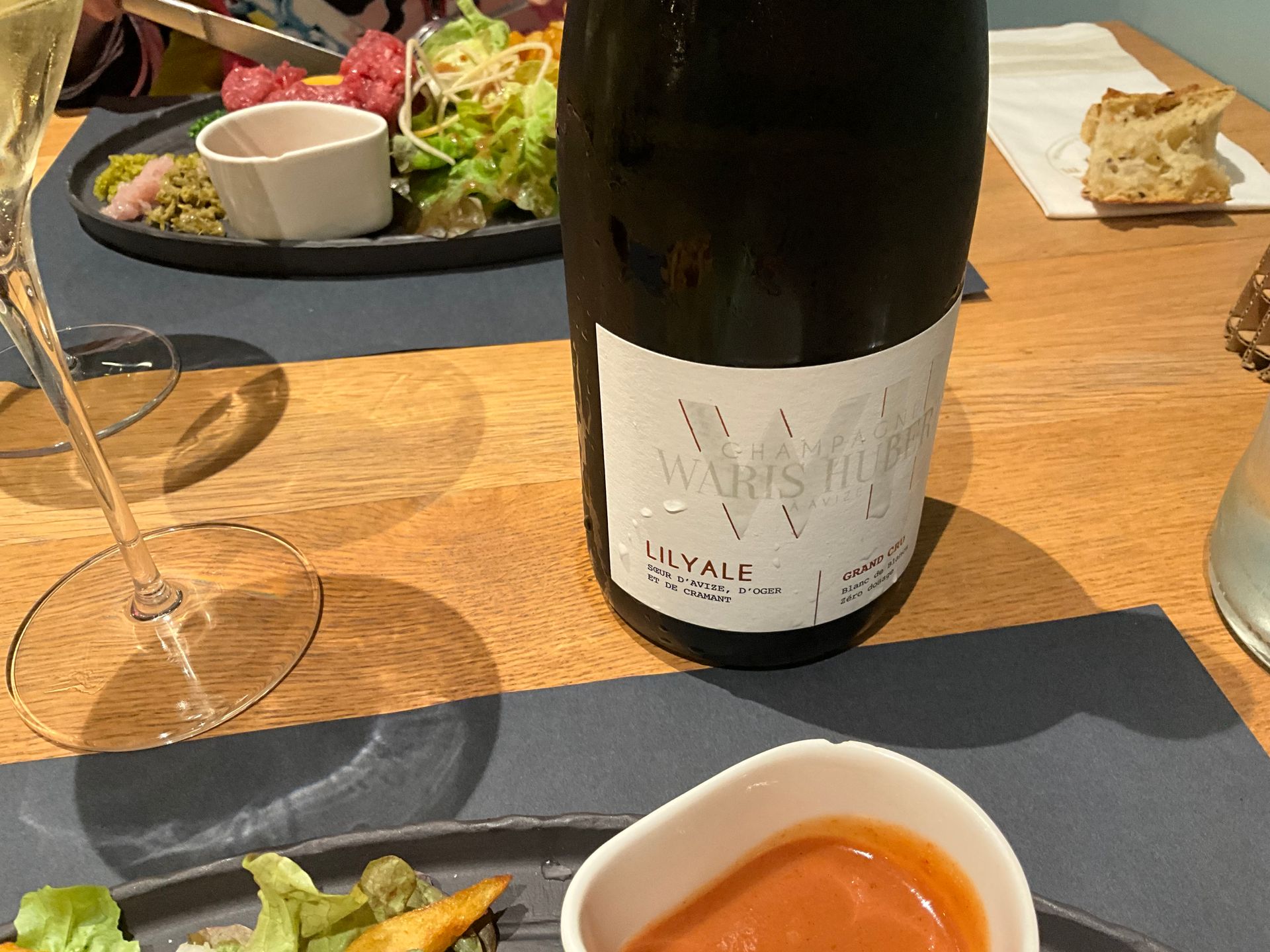 Champagne Waris-Hubert Cuvée Lilyale Blanc de Blancs  steht auf einem Tisch