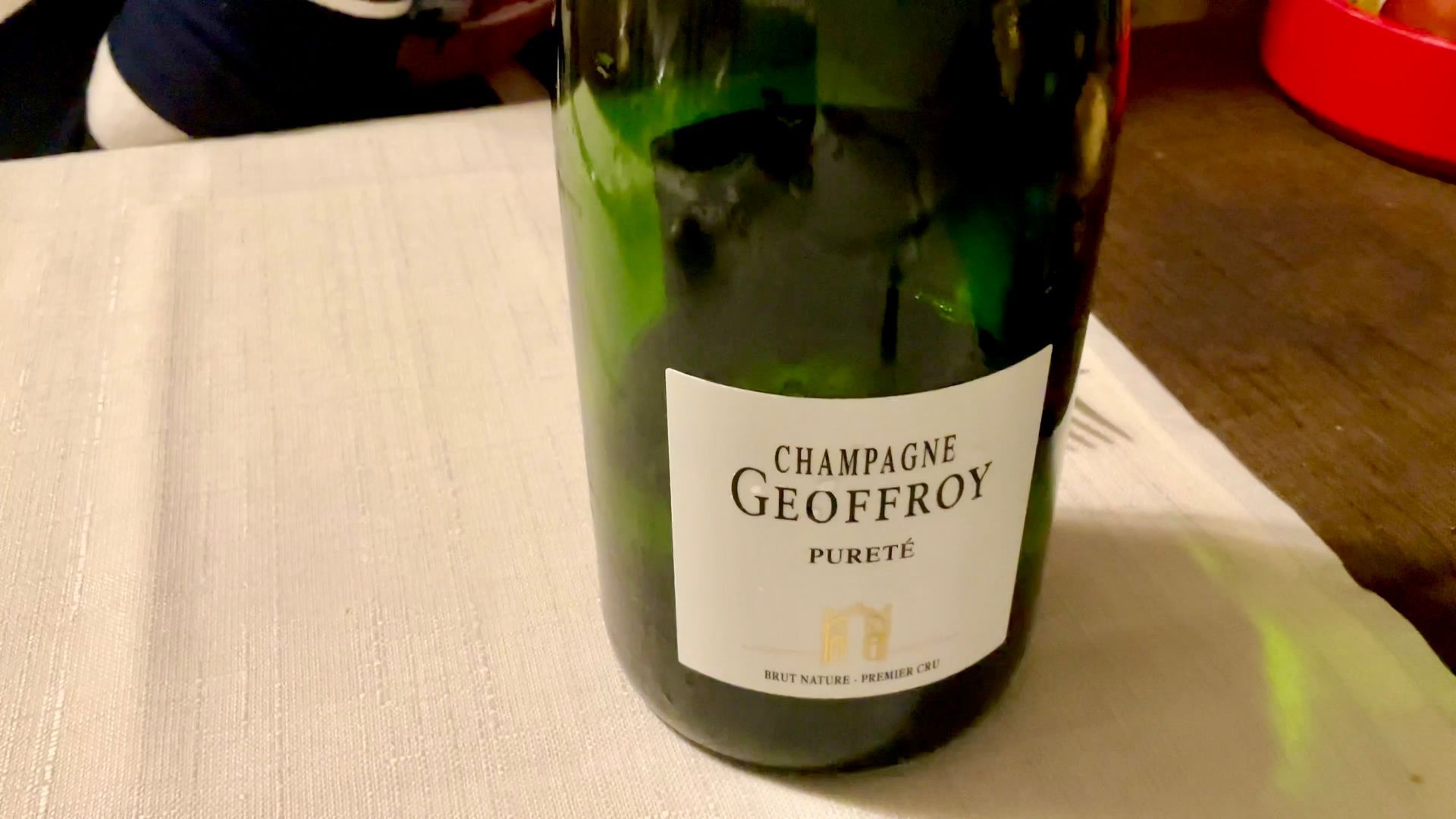 Champagne Geoffroy Purete steht auf einem Tisch Eine Flasche LEER C