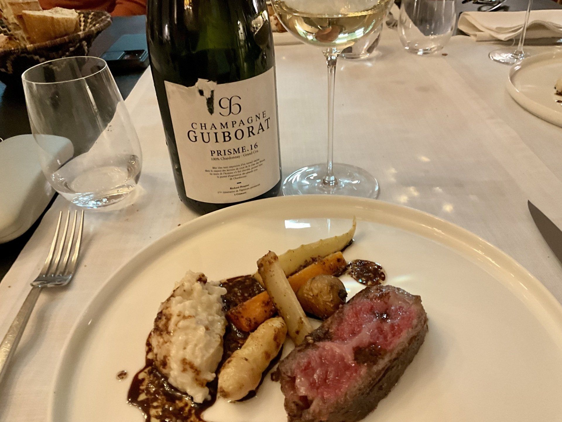 Champagne Guiborat Prisme.16 Blanc De Blancs + bœuf de wagyu im Restaurant Les Avisés