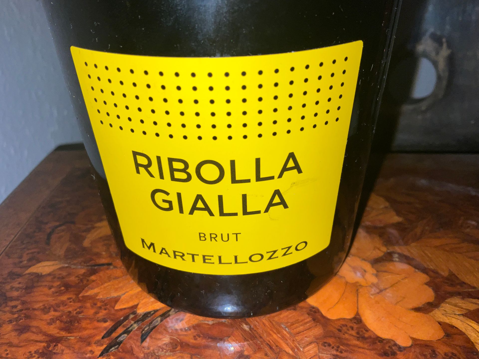 eine FlascheMartellozzo Ribolla Gialla Brut wird in Piancavallo getrunken
