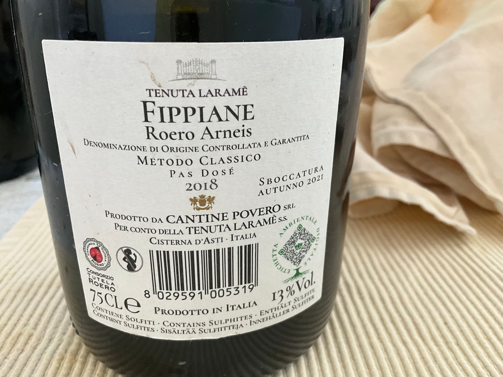 eine Flasche Tenuta Laramè Fippiane Roero Arneis Pas Dosé 2018
 steht neben zwei Gläsern