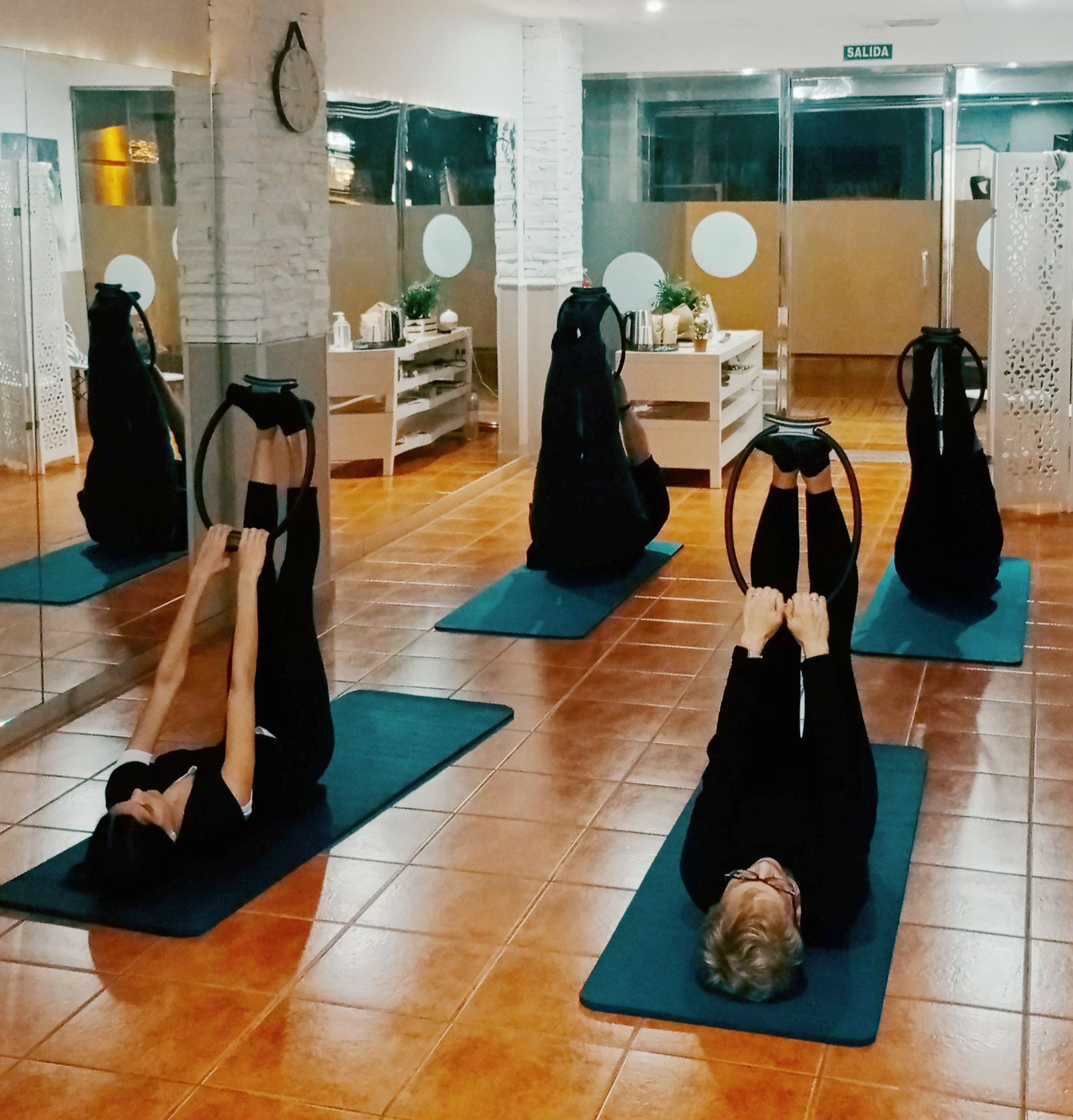 Un grupo de personas están haciendo ejercicios en un gimnasio.