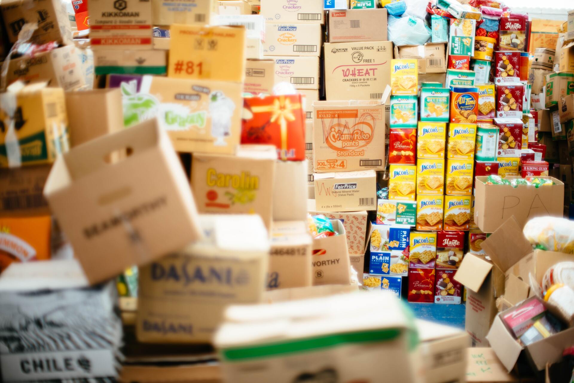 alimentos y productos globalizados empaquetados