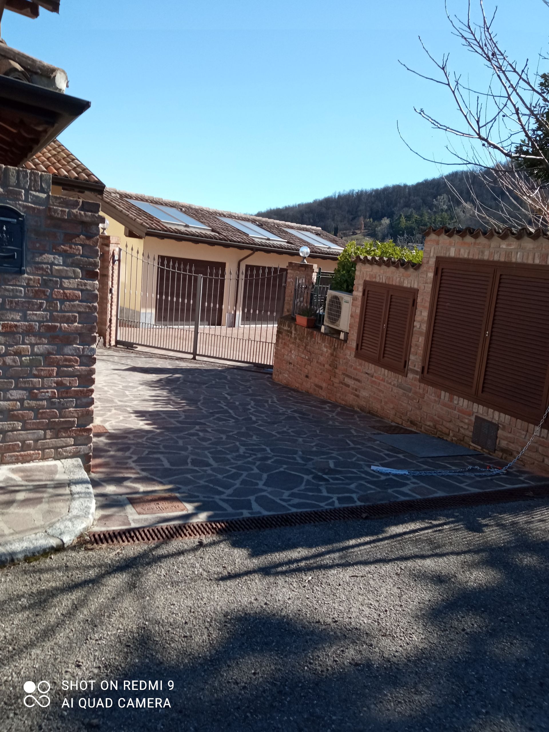 Un edificio in mattoni con pannelli solari sul tetto
