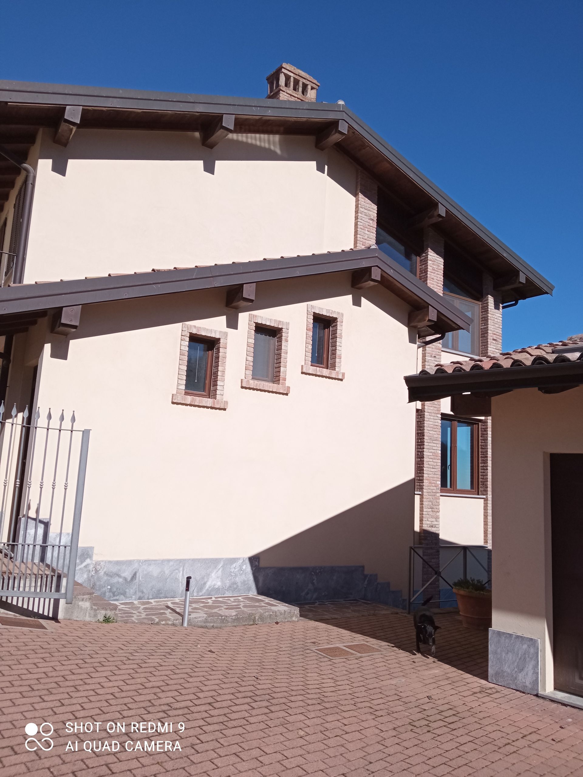 Una casa con un camino sul lato