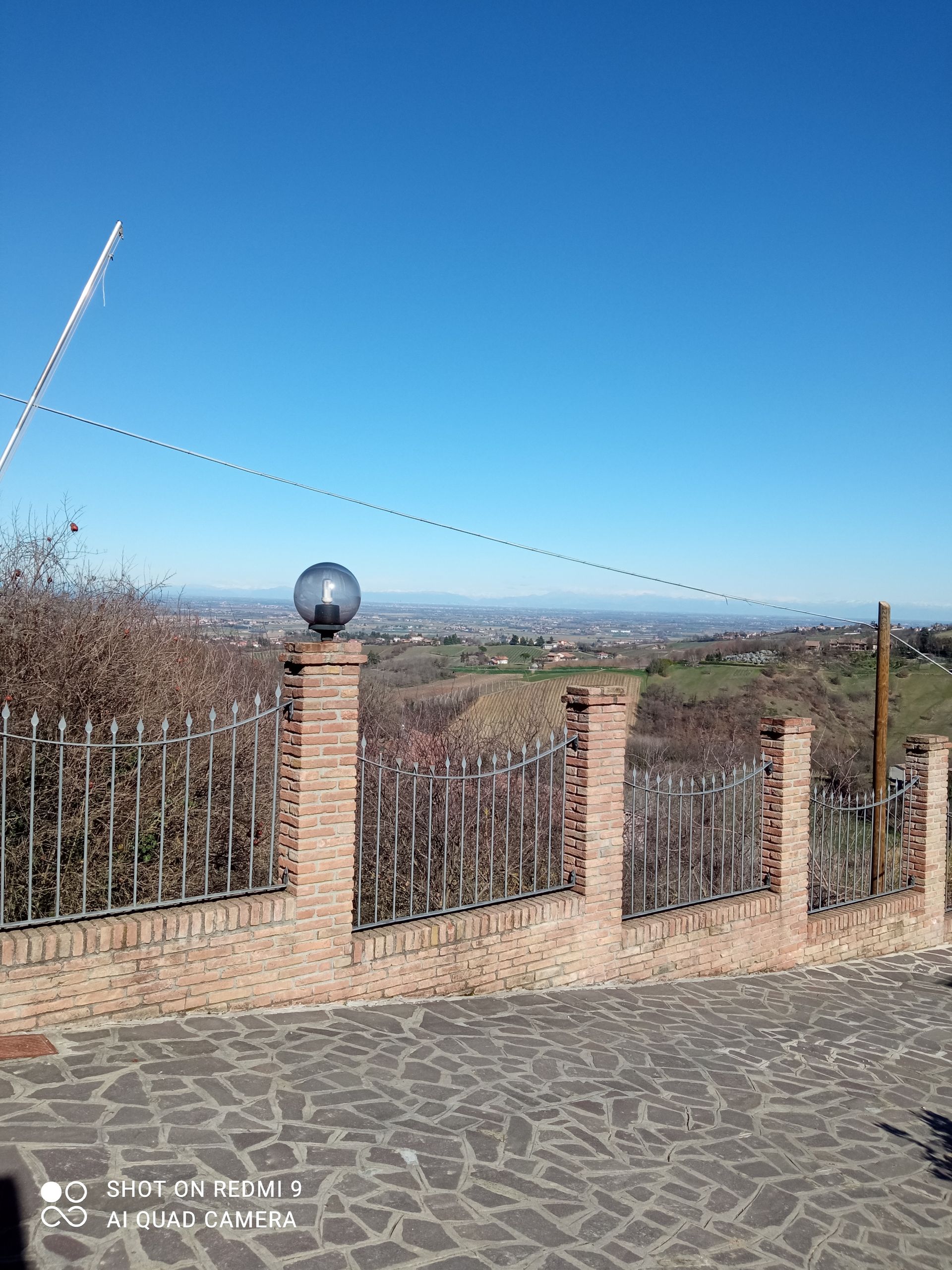 Una recinzione in mattoni con vista sulla città sullo sfondo.