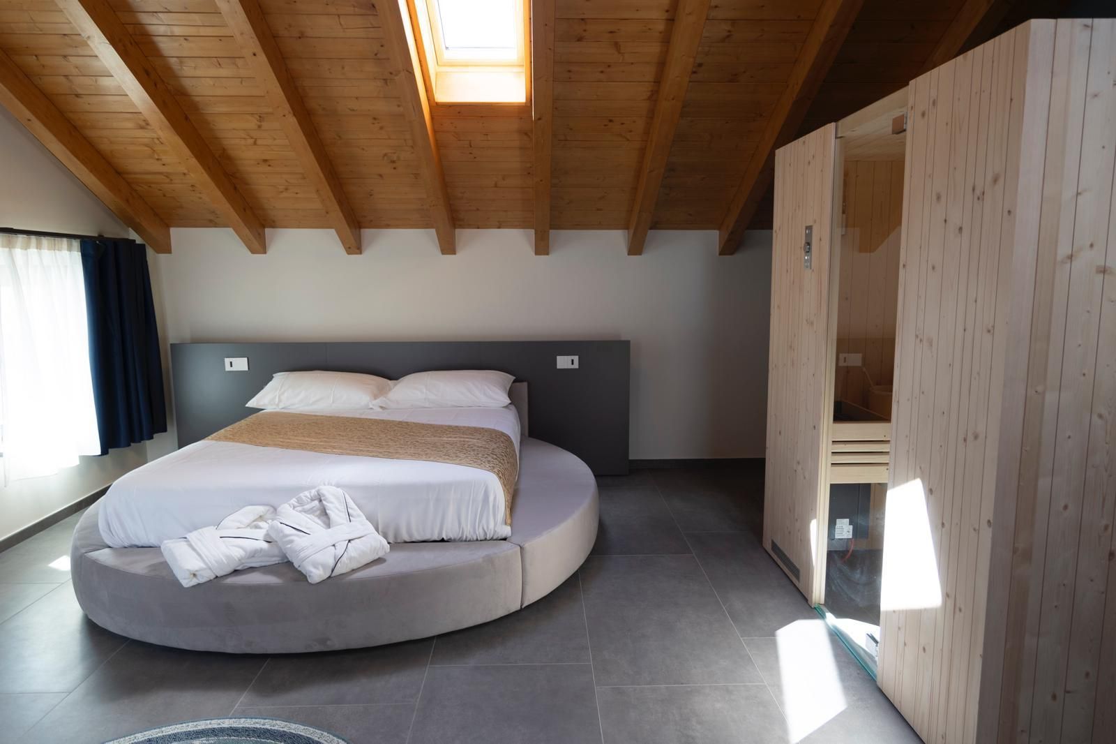 C'è un letto rotondo in mezzo alla stanza.