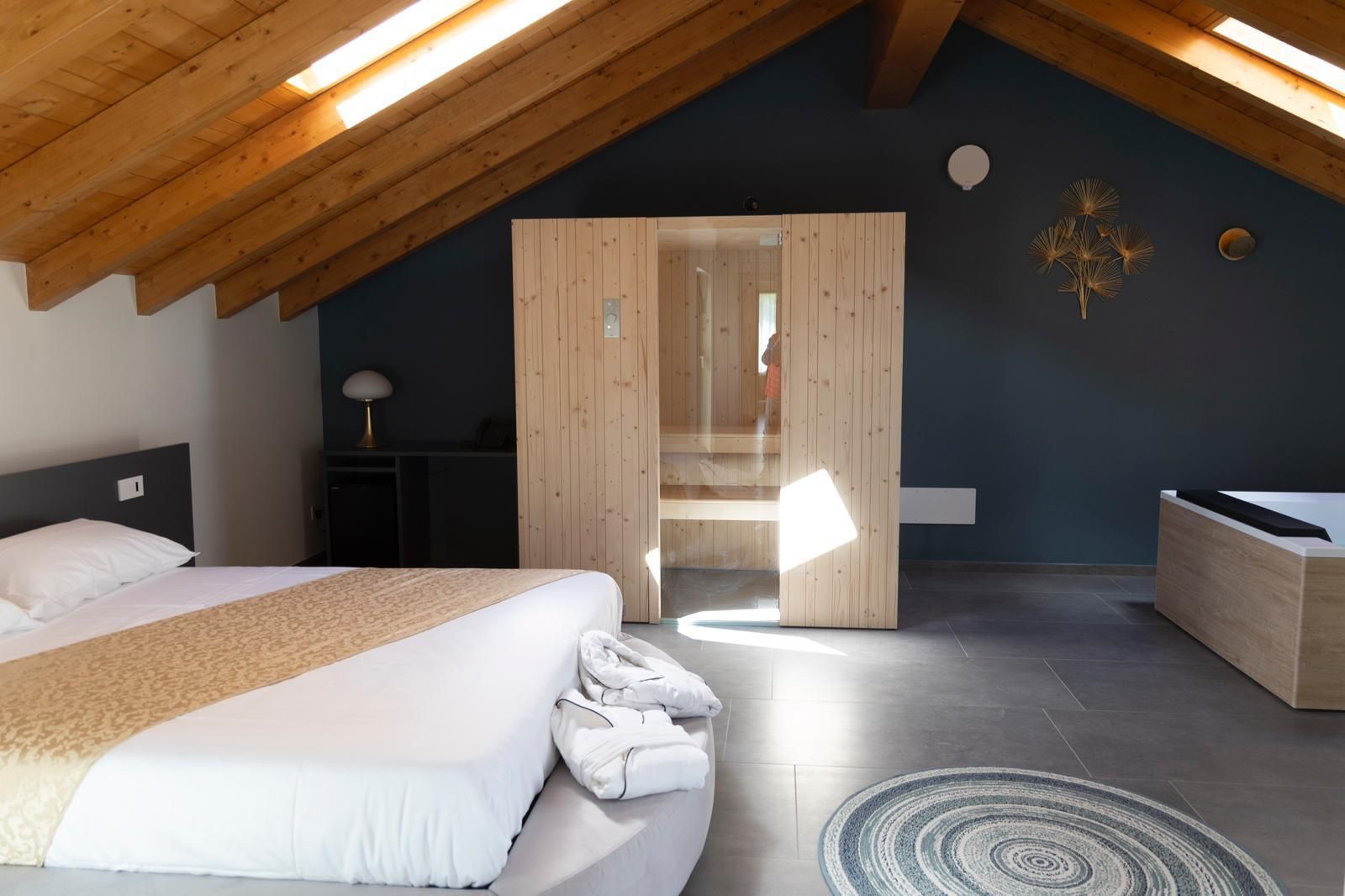 Una camera da letto con un letto grande e un armadio in legno