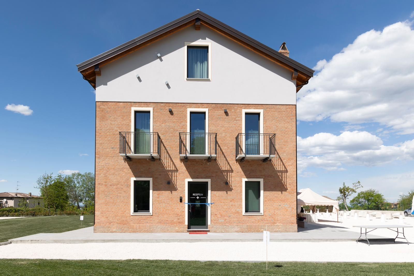 Una grande casa in mattoni con molte finestre e balconi